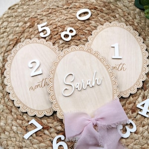 Vintage stijl naamplaatje met strik, kanten strik verwisselbare mijlpaalkaarten, personaliseren aangepaste naam, maandelijkse mijlpaalmarkering baby