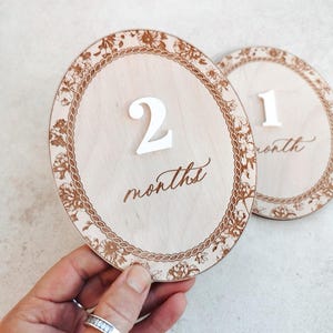 Carte intercambiabili per pietre miliari con fiocco in pizzo, targhetta con nome in stile vintage con fiocco, nome personalizzato in stile cinese, segnapunti mensili per neonati