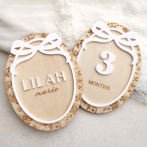 Placa con nombre de estilo vintage con lazo, tarjetas de hitos intercambiables con lazo de cinta de encaje, nombre personalizado chinoiserie, marcador de hito mensual para bebé