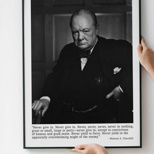 Peut inclure: Photographie en noir et blanc de Winston Churchill, homme d'État britannique, en costume et cravate. La citation "Ne jamais céder. Ne jamais céder. Jamais, jamais, jamais, jamais en rien, grand ou petit, large ou mesquin - ne jamais céder, sauf aux convictions d'honneur et de bon sens. Ne jamais céder à la force. Ne jamais céder à la puissance apparemment écrasante de l'ennemi." - Winston S. Churchill est imprimée sous la photo.