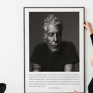 Stampa citazione di Anthony Bourdain, mangia in un ristorante locale stasera. Opzioni con e senza cornice