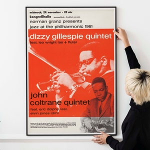 Könnte beinhalten: Ein Vintage-Konzertplakat mit rotem Hintergrund und schwarzem Text. Das Plakat wirbt für ein Jazzkonzert mit dem Dizzy Gillespie Quintet und dem John Coltrane Quintet. Das Plakat enthält das Datum, die Uhrzeit und den Ort des Konzerts.