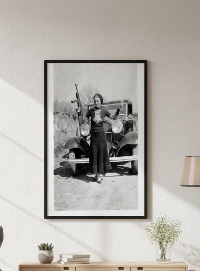 Póster de chica gánster de los años 30 – Lámina vintage de la época del crimen de Bonnie y Clyde (Descarga imprimible) imagen 3