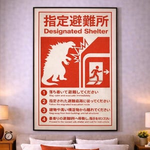 Könnte beinhalten: Gerahmtes Poster mit rotem Hintergrund und weißen Grafiken. Das Poster zeigt eine Godzilla-ähnliche Kreatur und eine rennende Strichmännchenfigur, mit japanischem und englischem Text, der einen ausgewiesenen Schutzraum und Evakuierungsanweisungen angibt.
