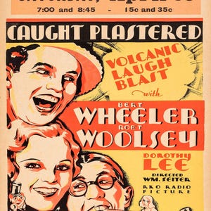 Puede incluir: Cartel de película vintage de "Caught Plastered" con Bert Wheeler, Robert Woolsey y Dorothy Lee. El cartel tiene un diseño retro con texto en negrita e ilustraciones en naranja, rojo y amarillo.