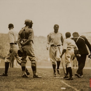 1923 Babe Ruth Hits Erster Home Run im Yankee Stadium Druck mit gerahmten und ungerahmten Optionen