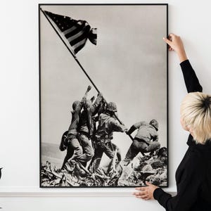 Iwo Jima overwinningsposter uit de Tweede Wereldoorlog – Klassieke Amerikaanse militaire kunst, propagandaposter uit 1945, patriottisch, memorabilia uit de Tweede Wereldoorlog om te downloaden.