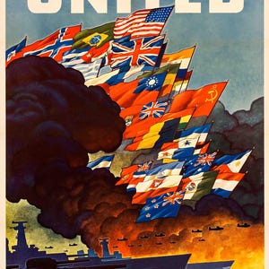 Könnte beinhalten: Vintage-Poster mit der Aufschrift "UNITED" und zahlreichen Nationalflaggen vor blauem Himmel. Darunter steht der Text "THE UNITED NATIONS FIGHT FOR FREEDOM". Das Bild zeigt Kriegsschiffe und Flugzeuge, mit dunklem Rauch im Hintergrund.