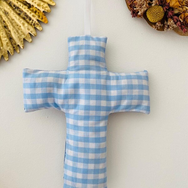 Croix chrétienne en tissu vichy bleu clair et bleu gris