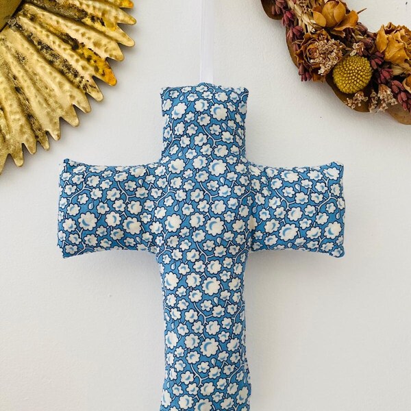 Croix chrétienne à tissu fleuri bleu