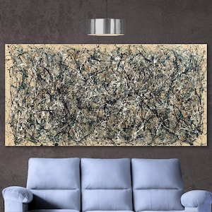Può includere: Dipinto espressionista astratto con sfondo beige e una complessa rete di spruzzi di vernice nera, bianca e verde acqua. L'opera d'arte è rettangolare e appesa sopra un divano azzurro.
