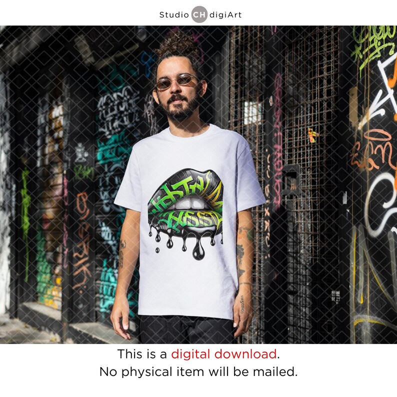 Pode incluir: Uma camiseta branca com um gr&aacute;fico preto, verde e amarelo de uma impress&atilde;o de l&aacute;bios estilo graffiti que pinga. O texto "Westside" est&aacute; escrito na impress&atilde;o de l&aacute;bios.