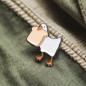 Toast-Thief Duck Enamel Pin Charming Bread-Loving Duck Accessory for Casual Fun Bild 2