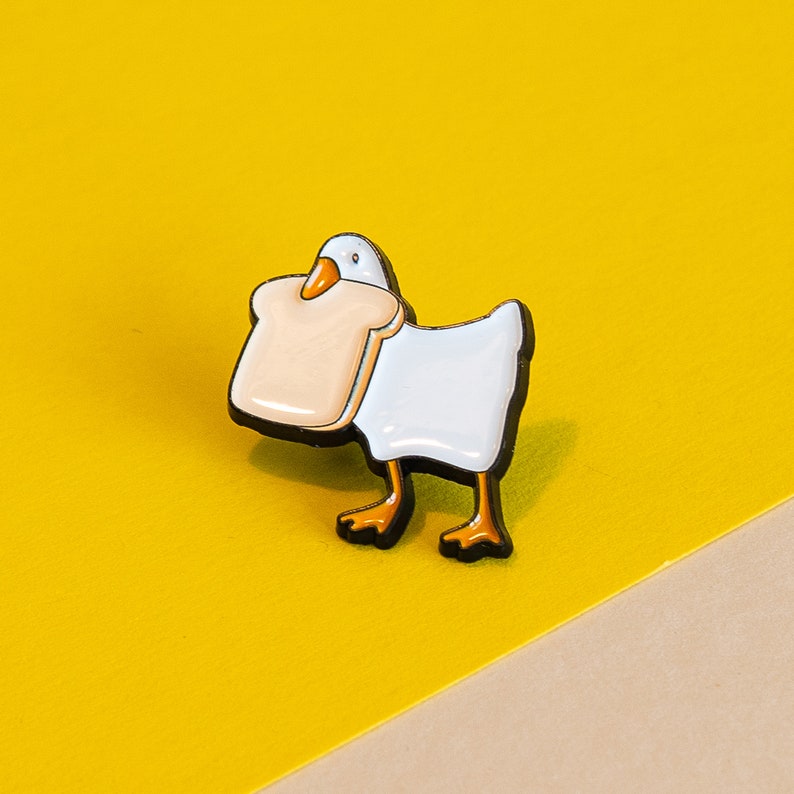 Toast-Thief Duck Enamel Pin Charming Bread-Loving Duck Accessory for Casual Fun Bild 1