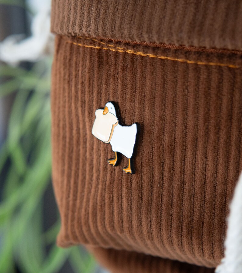 Toast-Thief Duck Enamel Pin Charming Bread-Loving Duck Accessory for Casual Fun Bild 3