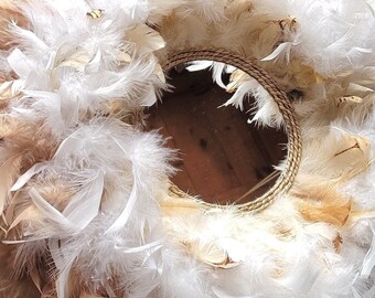 JUJUHAT "NEIGE" 45 cm en plumes naturelles blanches tout en  fluffy blanc & beige foncé qui incarne douceur et volupté.