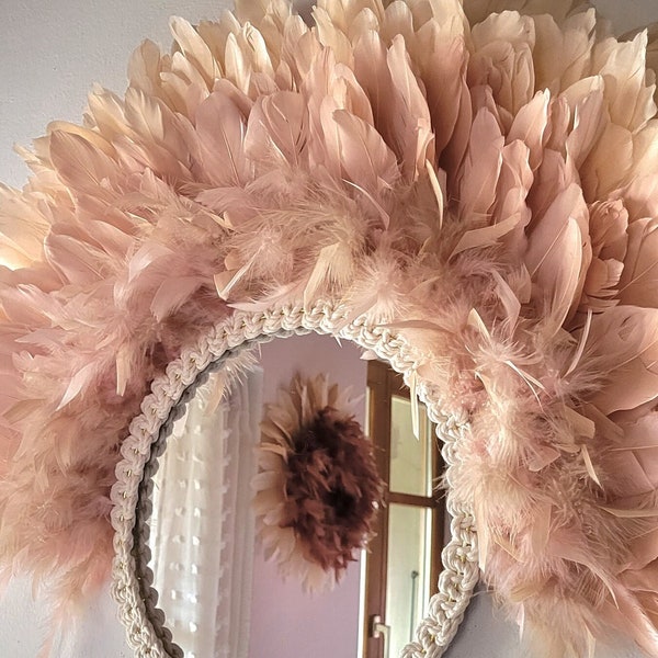 Jujuhat SÉLÉNÉ 80 sur 60 cm demi-lune plumes naturelles dégradé de rose fluffy rose tendre & beige avec un miroir de 30 cm contour macramé