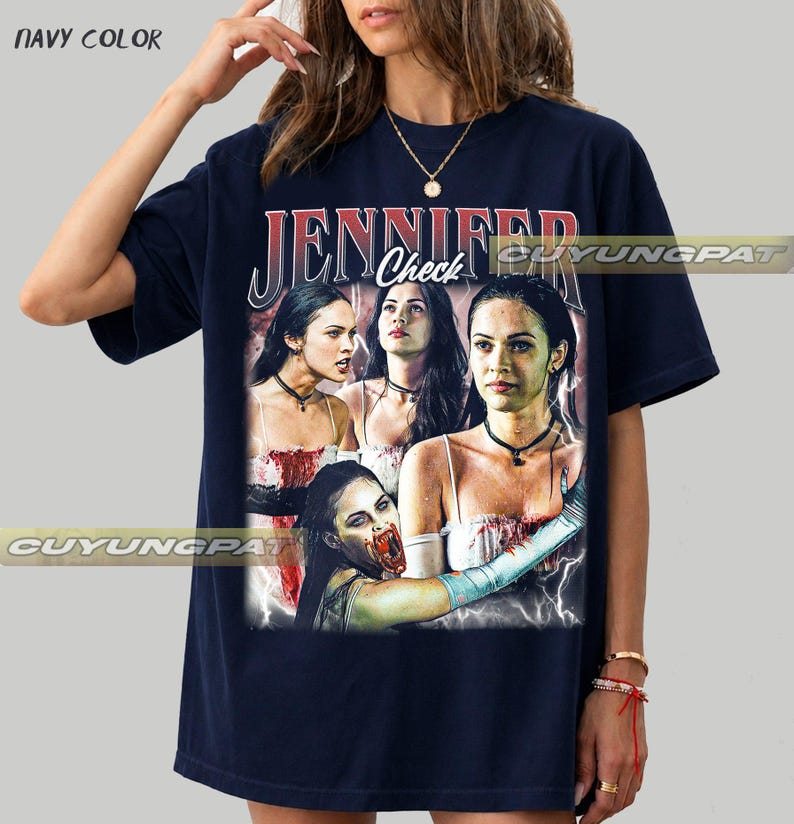 K&ouml;nnte beinhalten: Marineblaues T-Shirt mit einem Grafikdesign des Wortes "JENNIFER" in Rot und Wei&szlig;, darunter das Wort "Check". Die Grafik zeigt mehrere Bilder einer Frau mit dunklen Haaren und einem wei&szlig;en Kleid. Das T-Shirt ist marinefarben.