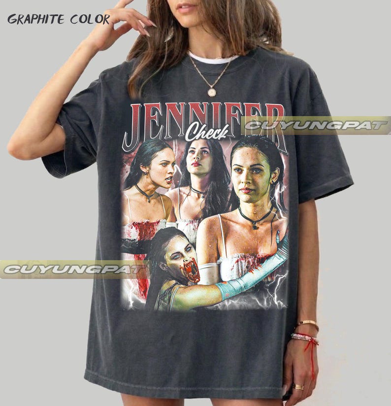 K&ouml;nnte beinhalten: Dunkelgraues T-Shirt mit einem Grafikdruck einer Frau und dem Text "JENNIFER Check" in Rot und Wei&szlig;. Die Grafik zeigt mehrere Bilder der Frau mit Vampir-Thema. Das Shirt hat eine lockere Passform.