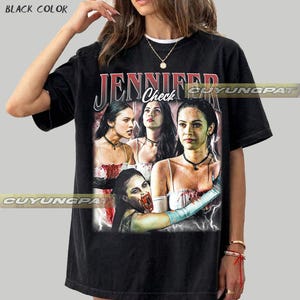 K&ouml;nnte beinhalten: Schwarzes T-Shirt mit einer Grafik einer Frau und dem Text "JENNIFER Check". Die Grafik enth&auml;lt mehrere Bilder der Frau mit einem Horror-Thema. Die Worte "BLACK COLOR" befinden sich in der oberen linken Ecke.