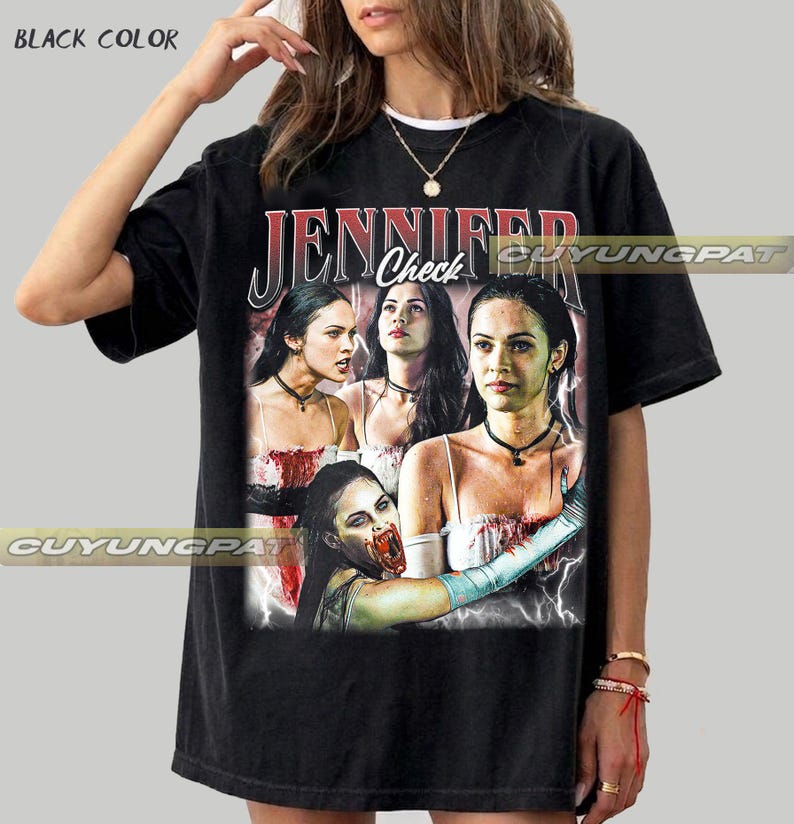 K&ouml;nnte beinhalten: Schwarzes T-Shirt mit einer Grafik einer Frau und dem Text "JENNIFER Check". Die Grafik enth&auml;lt mehrere Bilder der Frau mit einem Horror-Thema. Die Worte "BLACK COLOR" befinden sich in der oberen linken Ecke.