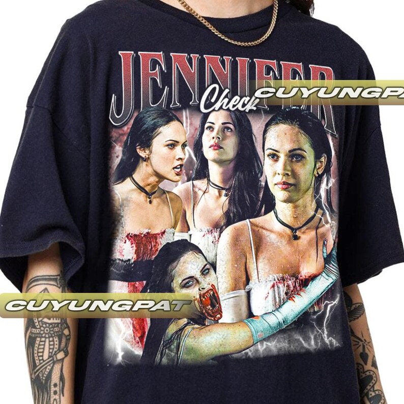 K&ouml;nnte beinhalten: Schwarzes T-Shirt mit einer Grafik einer Frau und dem Text "JENNIFER Check". Die Grafik enth&auml;lt mehrere Bilder der Frau mit einem Horror-Thema. Das Shirt hat kurze &Auml;rmel und einen Rundhalsausschnitt.