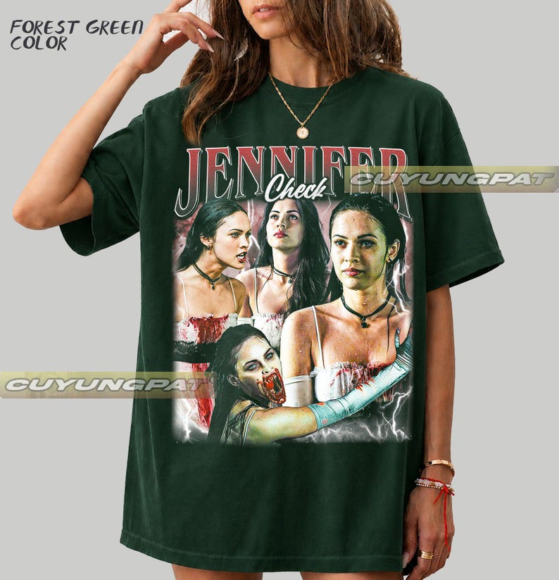 K&ouml;nnte beinhalten: Forstgr&uuml;nes T-Shirt mit einem Grafikdruck einer Frau und dem Text "JENNIFER Check". Die Grafik zeigt mehrere Bilder der Frau. Das T-Shirt hat eine dunkelgr&uuml;ne Farbe.