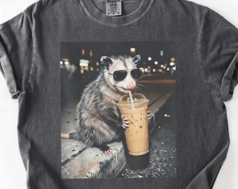 Camiseta de zarigüeya bebiendo café helado, divertida camiseta con meme de zarigüeya, camiseta de animal, camiseta con meme de zarigüeya amante del café, camiseta de colores cómodos, camiseta unisex