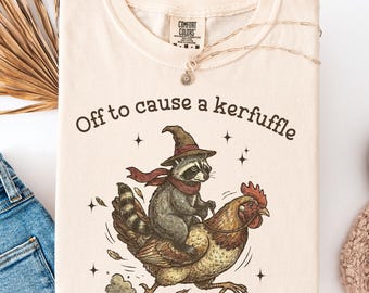 騒ぎを起こしに行こう コンフォートカラーズシャツ 面白いアライグマスクーターTシャツ おかしな動物の皮肉なTシャツ 大人のユーモア メンタルヘルスシャツ