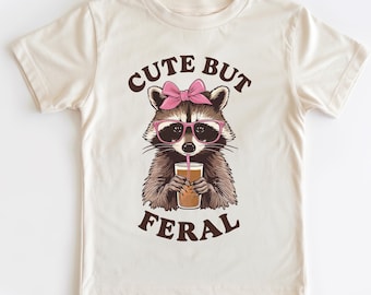 Niedliches aber wildes Waschbär-Kleinkind-Shirt, lustiges Waschbär-Mädchen-Geschenk, Abfall-Tier-T-Stück, jemandes wildes Kind, natürliches Kinderjugend-T-Stück, Mädchen-Geschenk