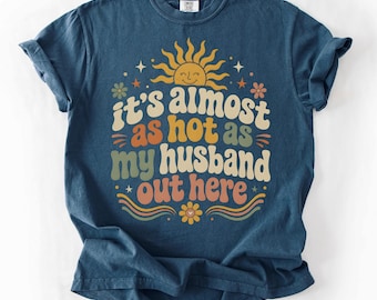 「外は夫と同じくらい暑い」Tシャツ、面白い妻Tシャツ、結婚サマーTシャツ、ハネムーンTシャツ、ビーチ、新婚夫婦へのギフト、バケーションTシャツ