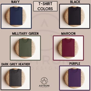Puede incluir: Exhibici&oacute;n de camisetas plegadas en varios colores: azul marino, negro, verde militar, granate, gris oscuro jaspeado y morado. Cada camiseta se presenta sobre una esterilla tejida dentro de un marco. El texto "T-SHIRT COLORS" est&aacute; en la parte superior.