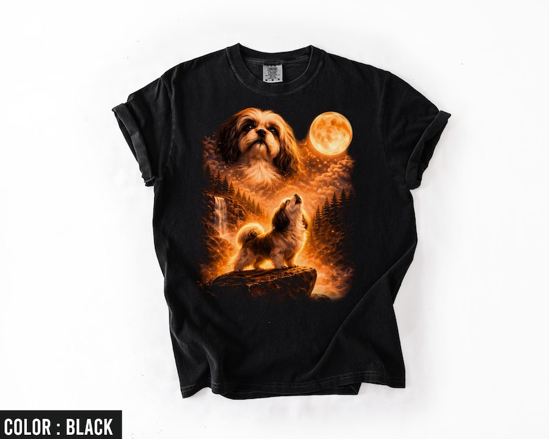 Puede incluir: Camiseta negra con un dise&ntilde;o gr&aacute;fico detallado de un perro aullando a la luna. El dise&ntilde;o incluye una luna llena, &aacute;rboles y una cascada, todo en tonos c&aacute;lidos de naranja y marr&oacute;n. El perro es el punto focal, sobre un cielo nocturno.