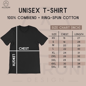 Puede incluir: Camiseta unisex negra con una tabla de tallas en pulgadas. La tabla muestra las medidas de pecho y largo para las tallas XS a 5XL. La camiseta est&aacute; hecha de 100% algod&oacute;n peinado y hilado en anillo.