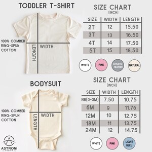 Pode incluir: Imagem de produto com uma camiseta para crian&ccedil;as pequenas e um body, ambos na cor creme. Tabelas de tamanhos em polegadas est&atilde;o inclu&iacute;das, detalhando as medidas de largura e comprimento para cada tamanho. O texto "100% algod&atilde;o penteado ring-spun" &eacute; vis&iacute;vel.