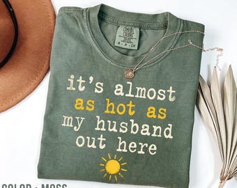 「外は夫と同じくらい暑い」Tシャツ、面白い妻Tシャツ、ホットワイフサマーTシャツ、ハネムーンTシャツ、ビーチ、新婚夫婦へのギフト、バケーションTシャツ