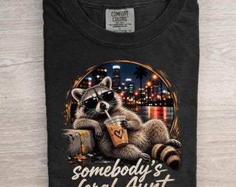 誰かの野性的な叔母さんTシャツ、面白いアライグマTシャツ、クールな叔母さんクラブギフト、叔母さん昇格妊娠発表コンフォートカラーズミームシャツ