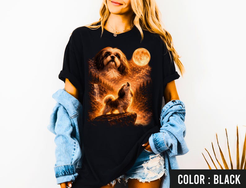 Puede incluir: Camiseta negra con un gr&aacute;fico detallado de un perro aullando a la luna en un entorno forestal. El dise&ntilde;o incluye una luna llena y una cascada. El texto "COLOR: BLACK" est&aacute; en la parte inferior derecha.