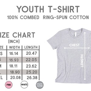 Pode incluir: T-shirt cinza claro juvenil com tabela de tamanhos em polegadas. A tabela mostra as medidas do peito e do comprimento para os tamanhos XS a XL. A camisa &eacute; feita de 100% algod&atilde;o penteado e fiado em anel.
