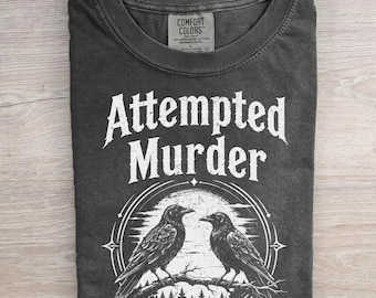 面白い殺人未遂カラスコンフォートカラーズTシャツ、皮肉なハロウィンTシャツ、ダークユーモアの鳥のダジャレ、バードウォッチャーへのギフト、カラスの殺人未遂