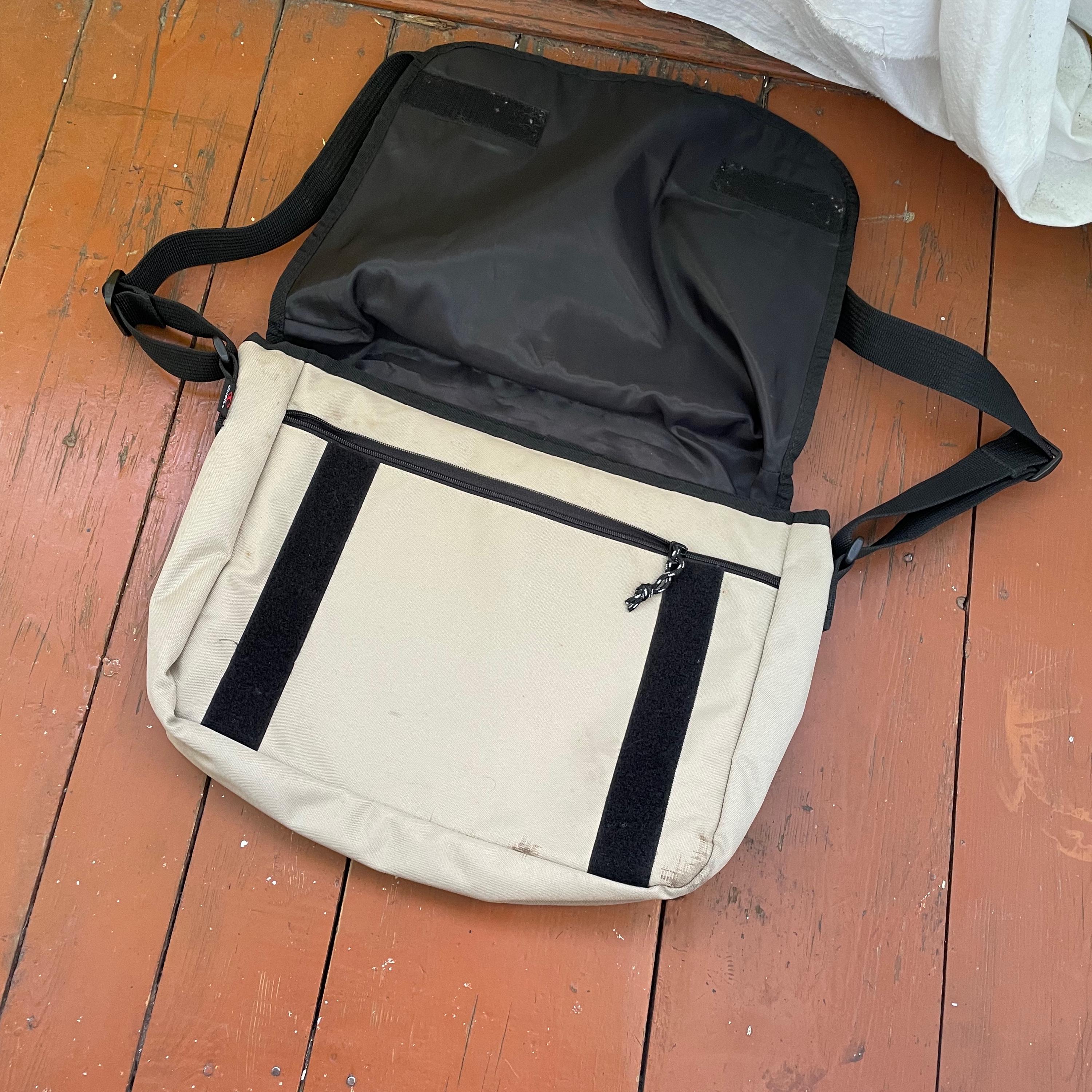 ファッション人気ブランドランキング Custom O'neill Messenger Bag – Upcycled Y2K Streetwear バッグ