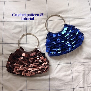 Peut inclure: Deux petits sacs à main à paillettes avec des poignées argentées. L'un est marron, l'autre est bleu. Les sacs ont une forme arrondie. Le texte "Crochet pattern & tutorial" est dans le coin supérieur gauche.