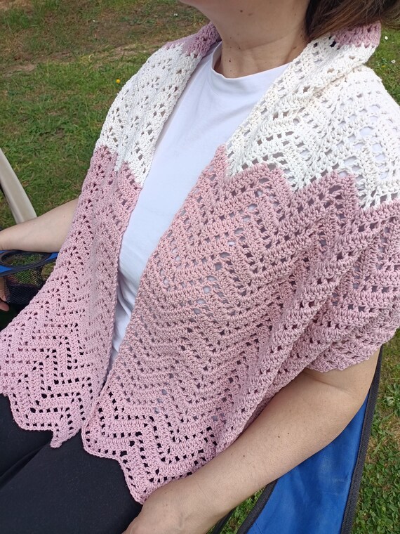 ハンドメイド かぎ編み 大判 ストール スカーフ ピンク ハンドメイドかぎ針編みの波模様のショールスカーフ、色が変わる