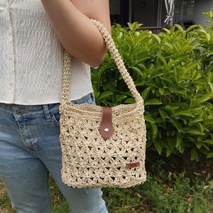 Sac à bandoulière au crochet, Sac de style classique, Base avec sangle en similicuir, Petit sac fourre-tout fait main, Cartable, Sac de plage été printemps, Sac de paille