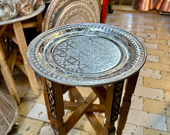 Table marocaine en aluminium, table argentée, table artisanale, table d'appoint facile à agencer, décor artisanale pour toutes les chambres.