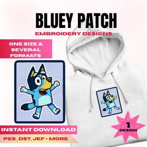 Puede incluir: Una sudadera con capucha blanca con un diseño de parche de Bluey. La imagen también muestra un parche con un personaje de perro de dibujos animados en azul, negro y amarillo. El texto de la imagen dice "BLUEY PATCH EMBROIDERY DESIGNS" y "ONE SIZE & SEVERAL FORMATS."