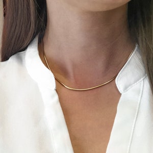 Goldene Halskette, Schlangenkette aus Edelstahl, Goldkette aus hypoallergenem Edelstahl, fein, dezent und edel Bild 1