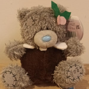 Me to You Tatty Teddy Bear Christmas Pudding Pluszowy - Uroczy 4,5-calowy szary miś z niebieskim nosem i jagodami ostrokrzewu