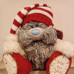 Me to You Tatty Teddy Bär 20,3 cm Plüsch. Blaue Nase Freund mit Wintermütze und Socken