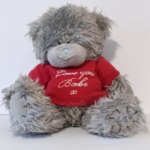 Me to You Tatty Teddy 'Love You Babe' Pluszowy Miś - Uroczy 7-calowy Niebieski Nos Walentynkowy Prezent dla Niej